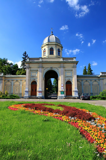 Zdjęcie głównej bramy Cmentarza komunalnego w Cieszynie