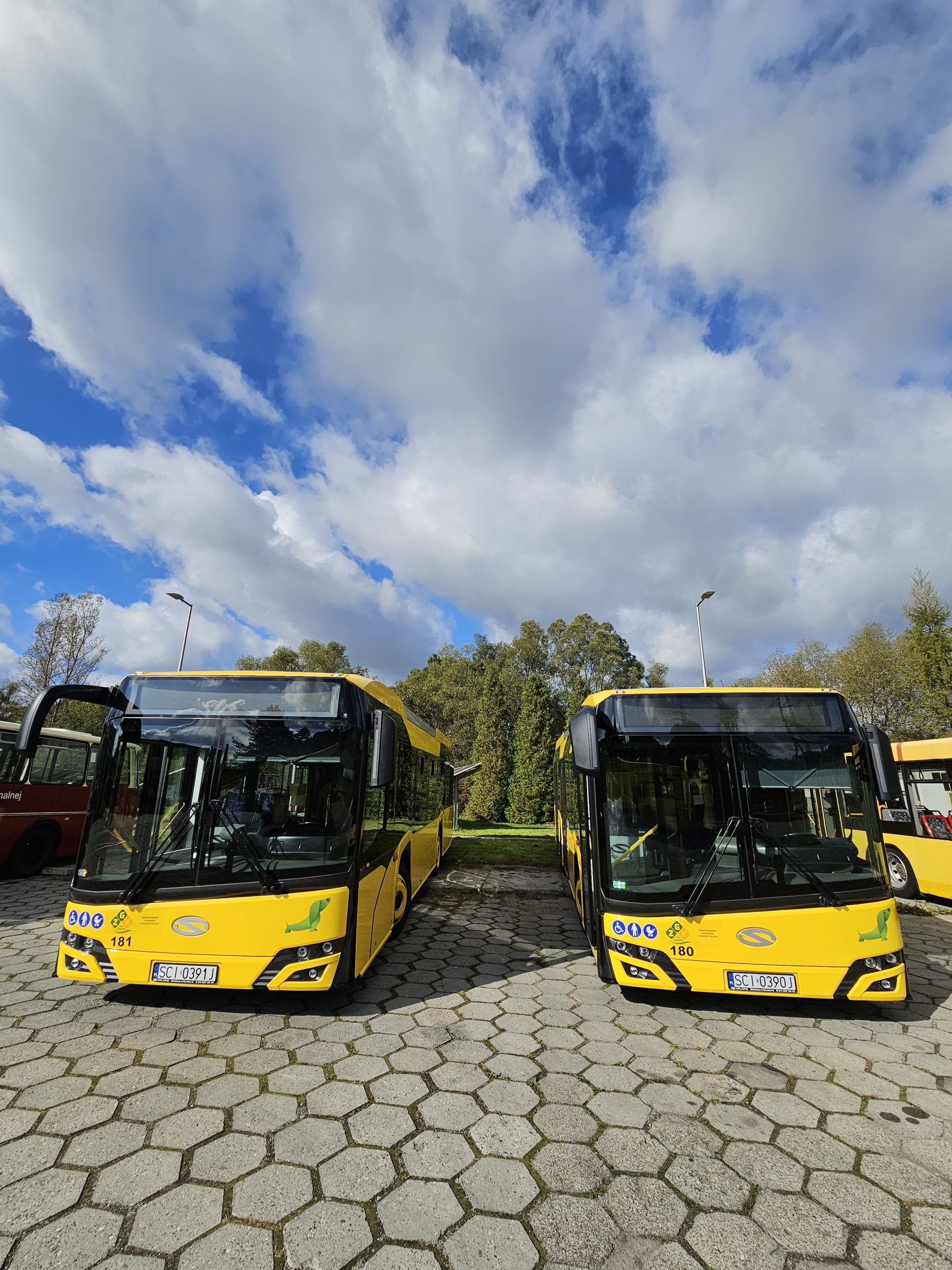 Dwa autobusy komunikacji miejskiej